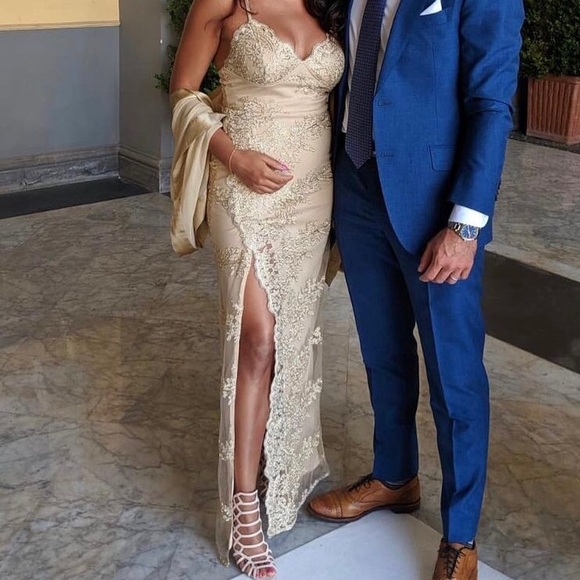 Beautiful gold lace gown for any special occasion - Picture 6 of 6